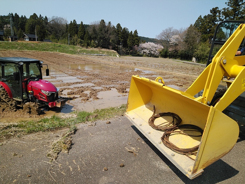 トラクターとタイヤショベル