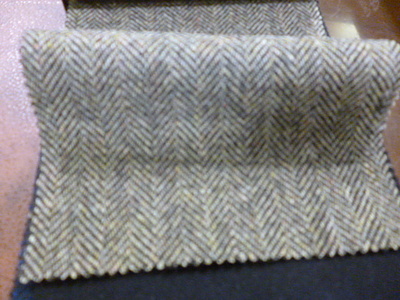 起毛したツイード素材でチェスターのハーフコート