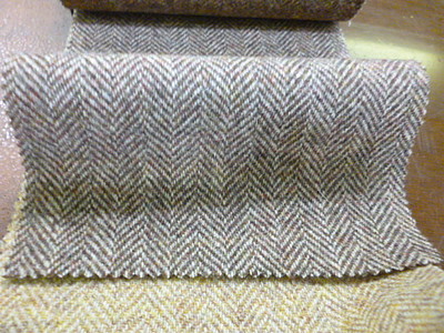 ツイードの起毛したウール素材でチェスターコート