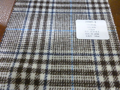 ブラウンの濃淡のツイードでチェスターのハーフコート