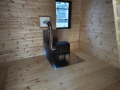 大人の遊び場としての木製小屋