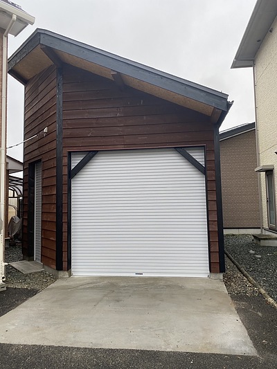 休日にはクルマ整備もできて、ロフトでもくつろげる小屋