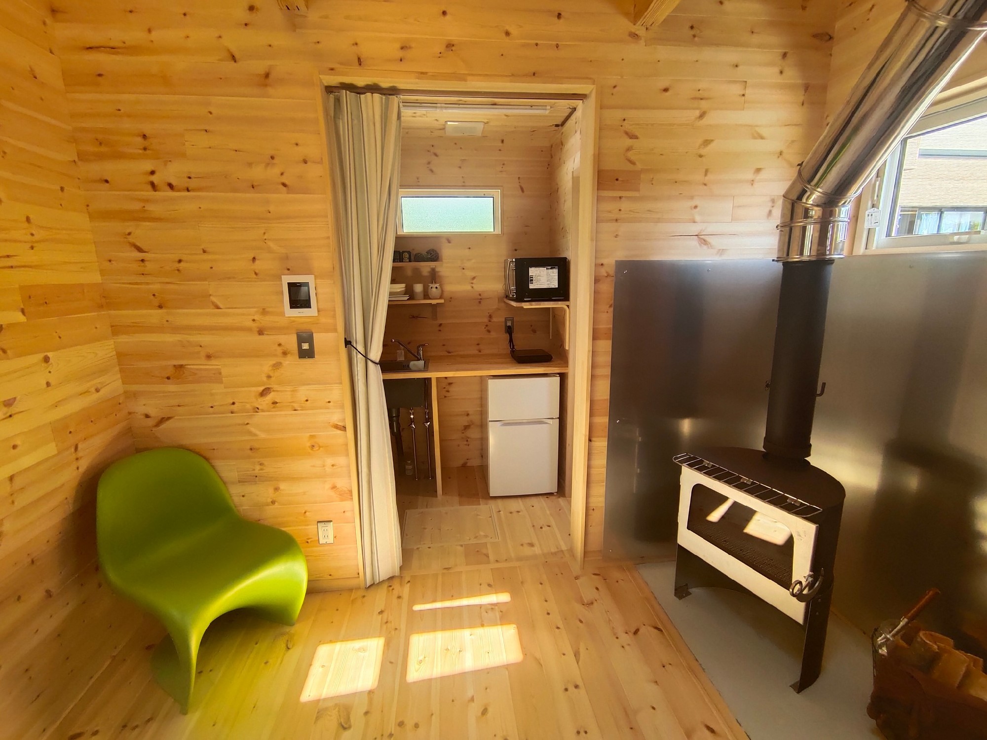 薪ストーブのある居間。