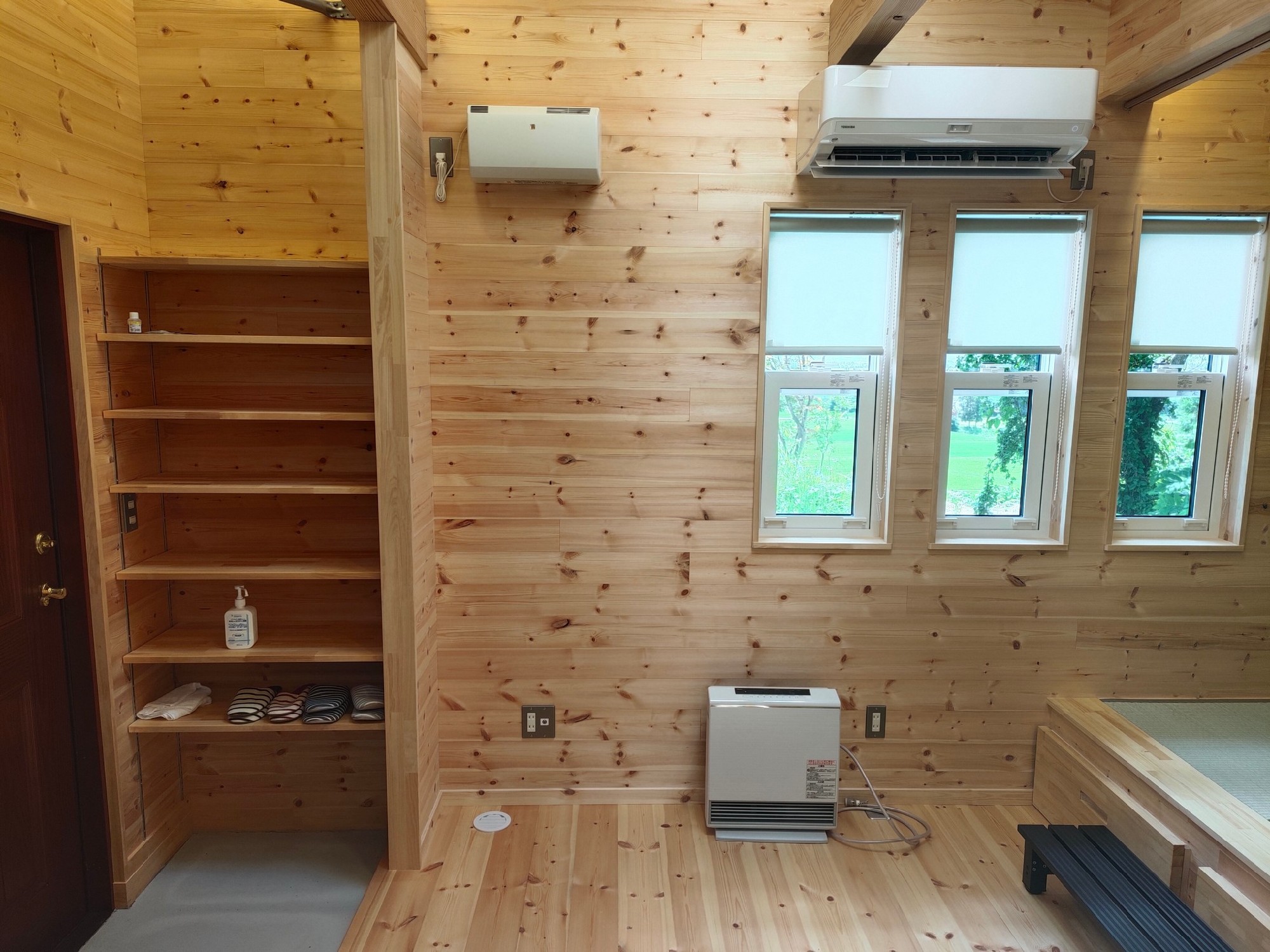 玄関とリビング