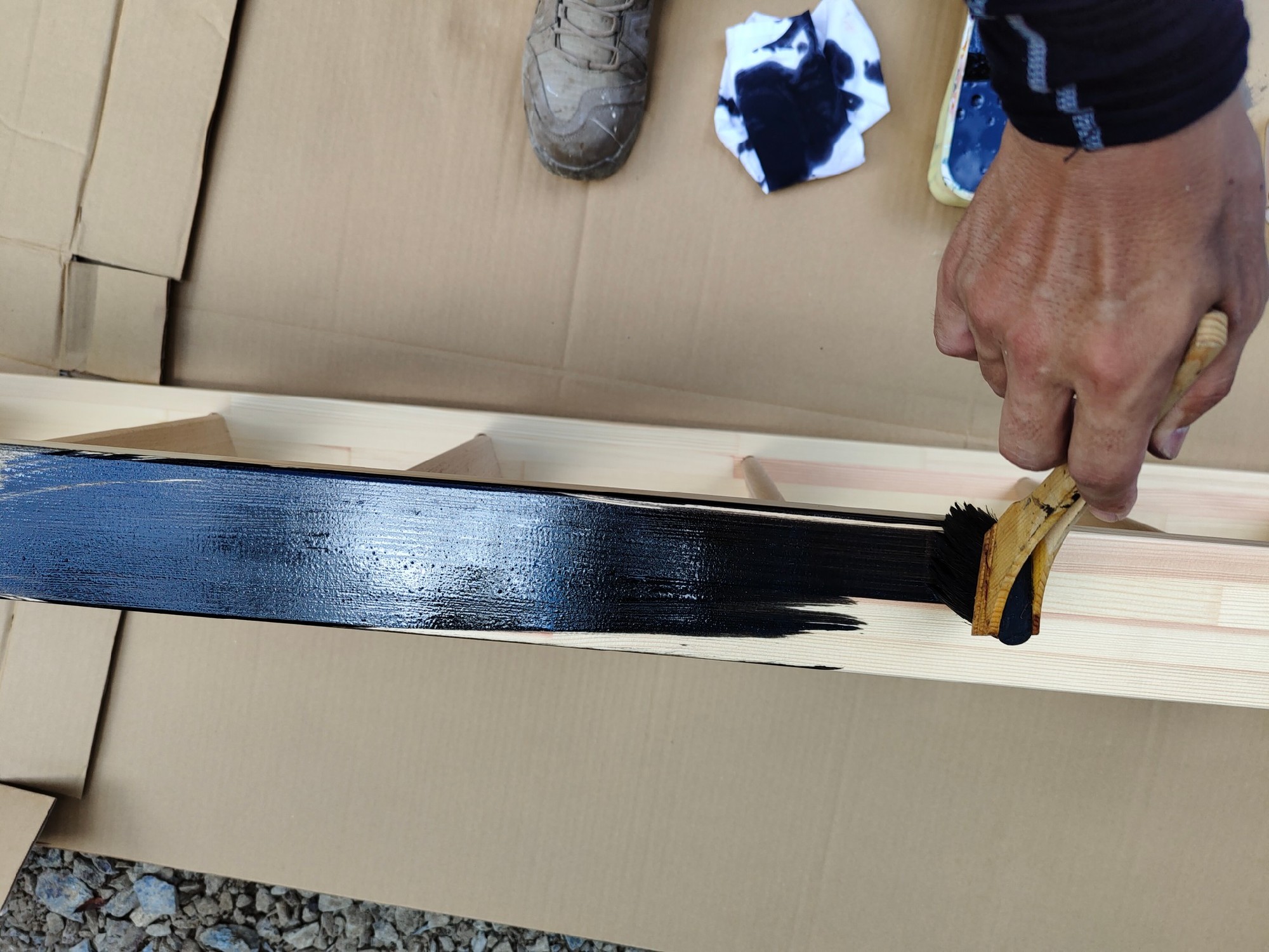 ロフトはしごも黒く塗装