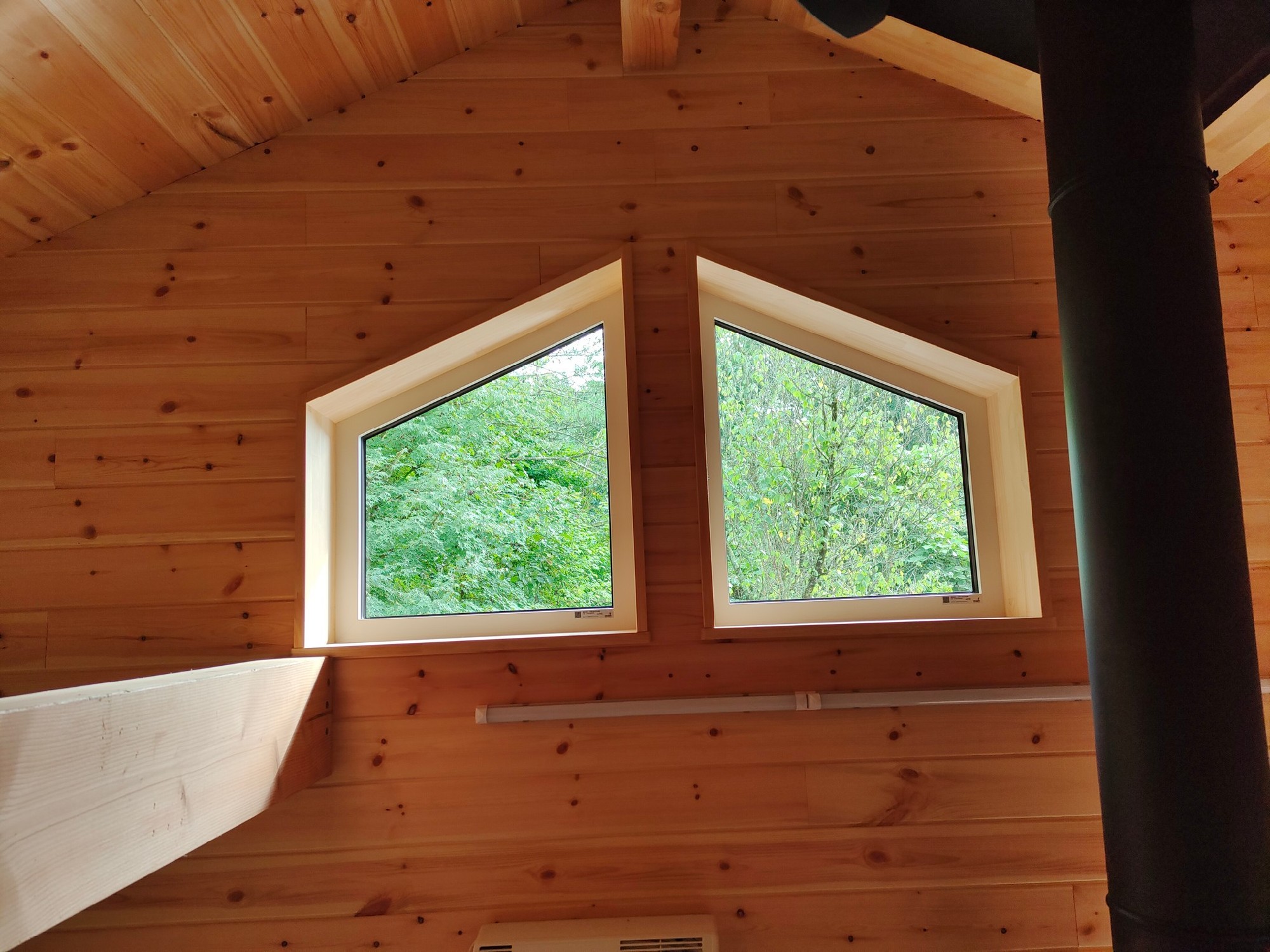 アクセントの台形窓。