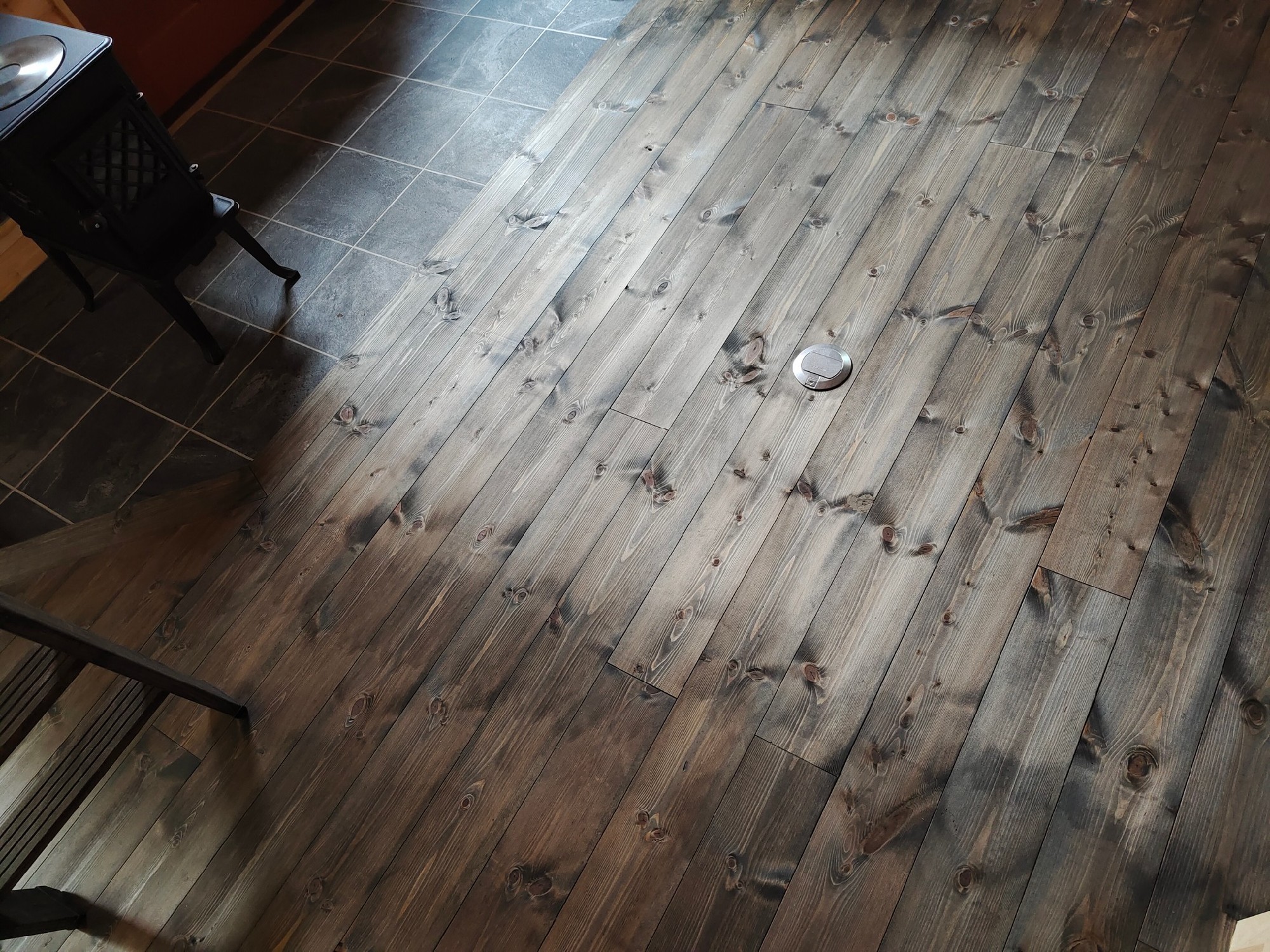 床は浸透系の黒塗装。