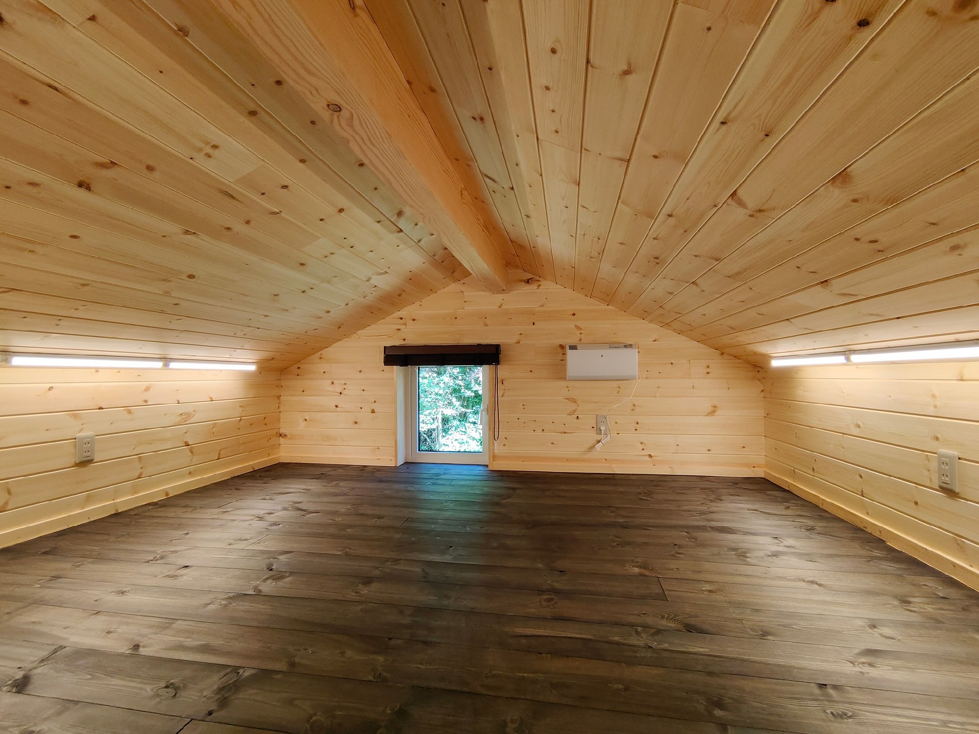 ロフトは奥行き十分で、来客用の寝床としても。