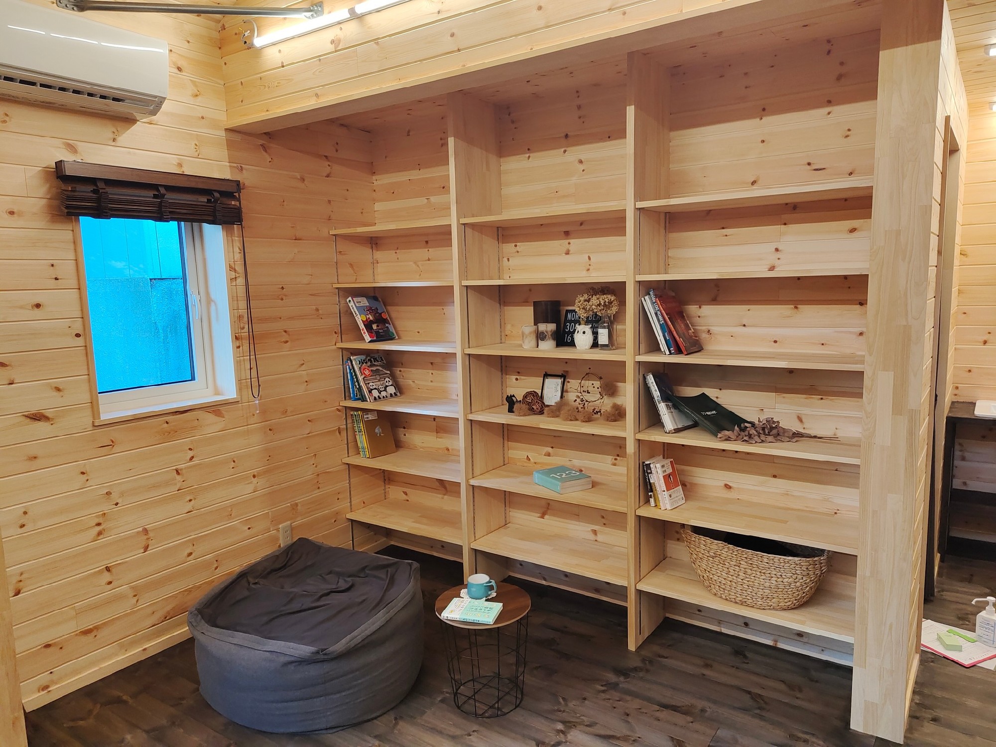 リビングの壁に備え付けた大容量本棚