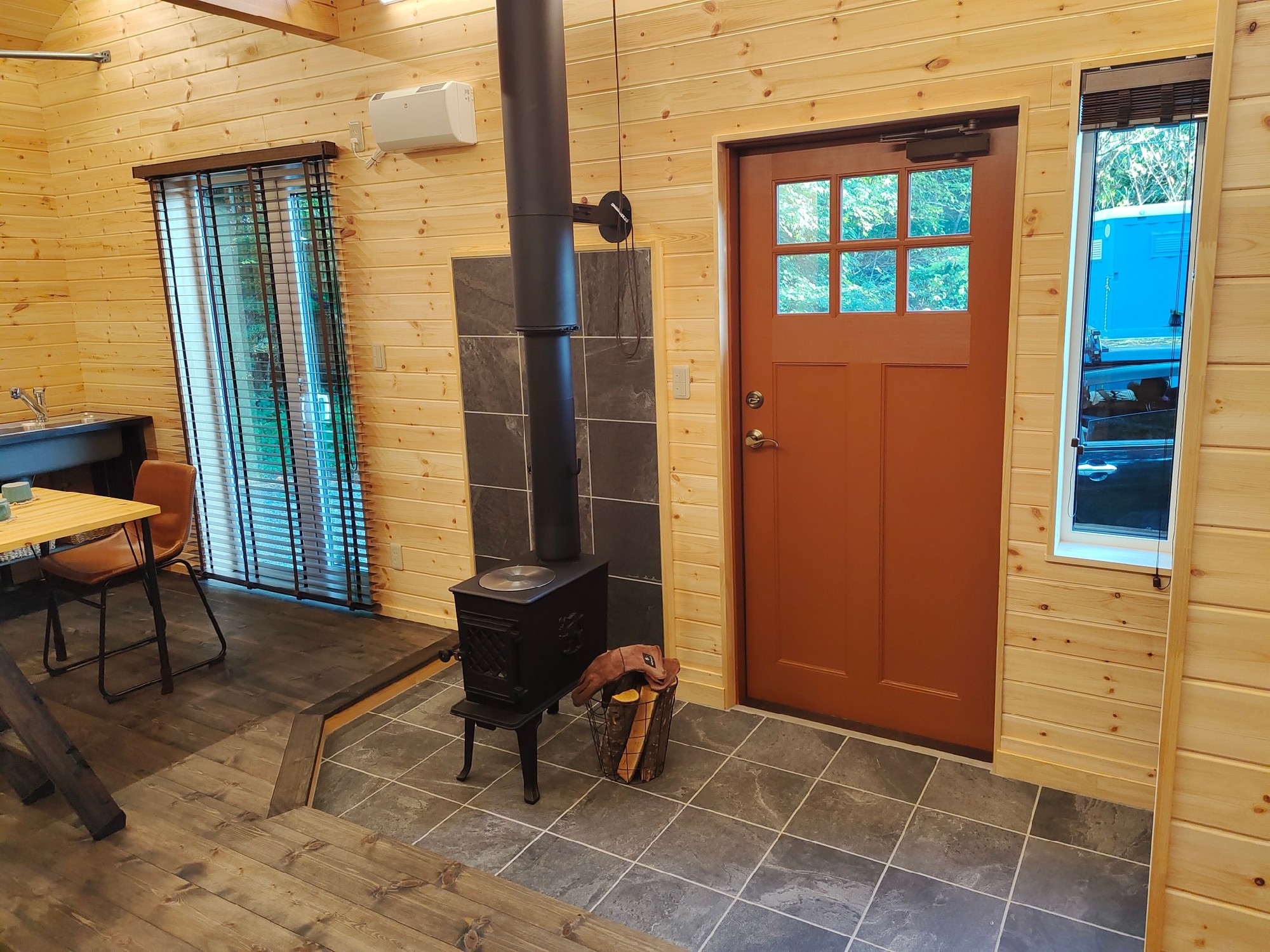 薪ストーブのある広めの土間玄関