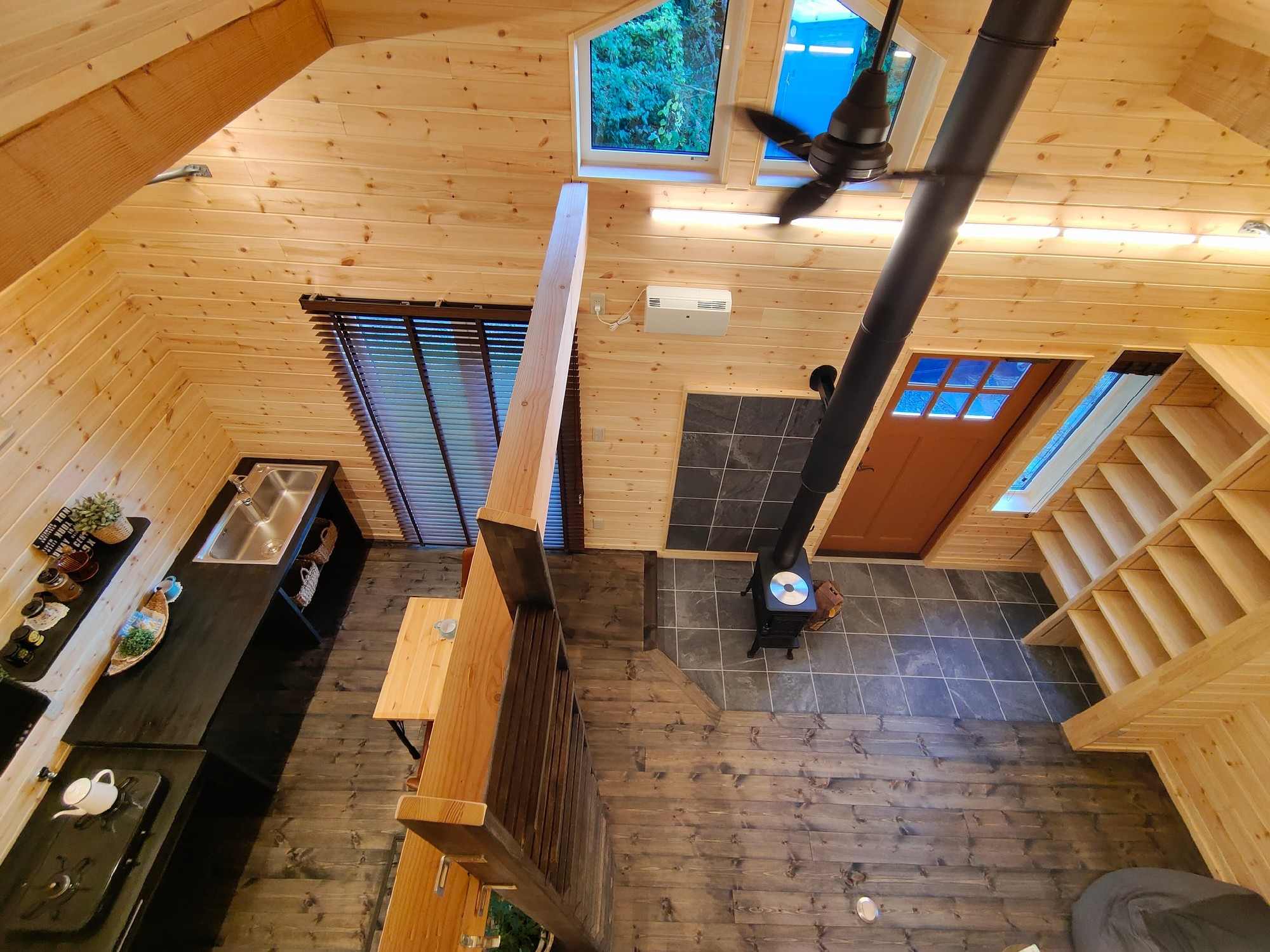 ロフトからリビングを見下ろす