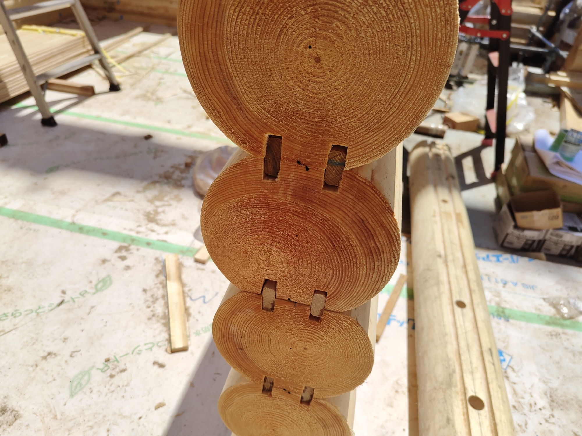 2列の雇い実（やといざね）で雨風の浸入を防ぐ。