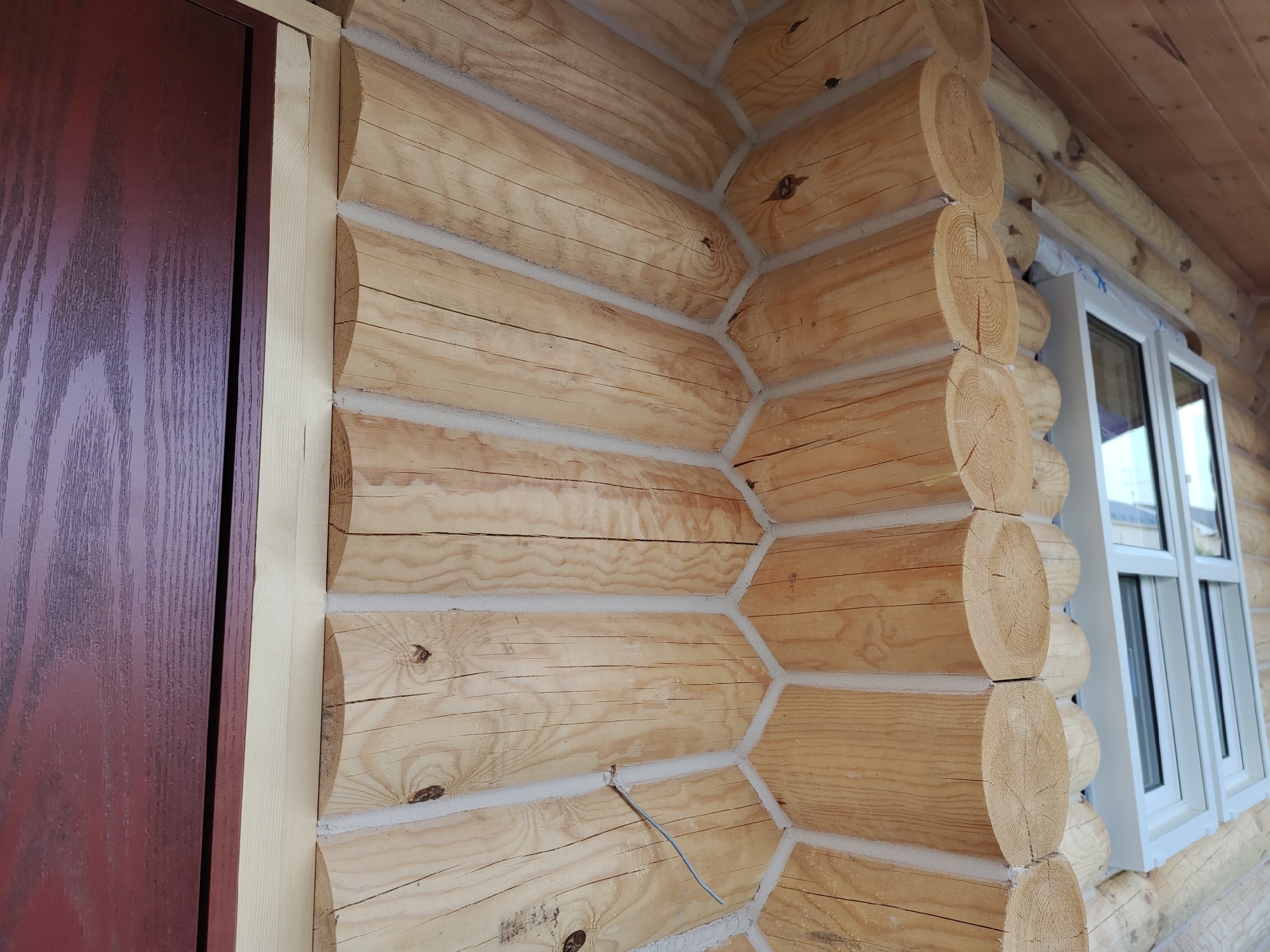 ログ一段々々の隙間を丁寧にチンキング。