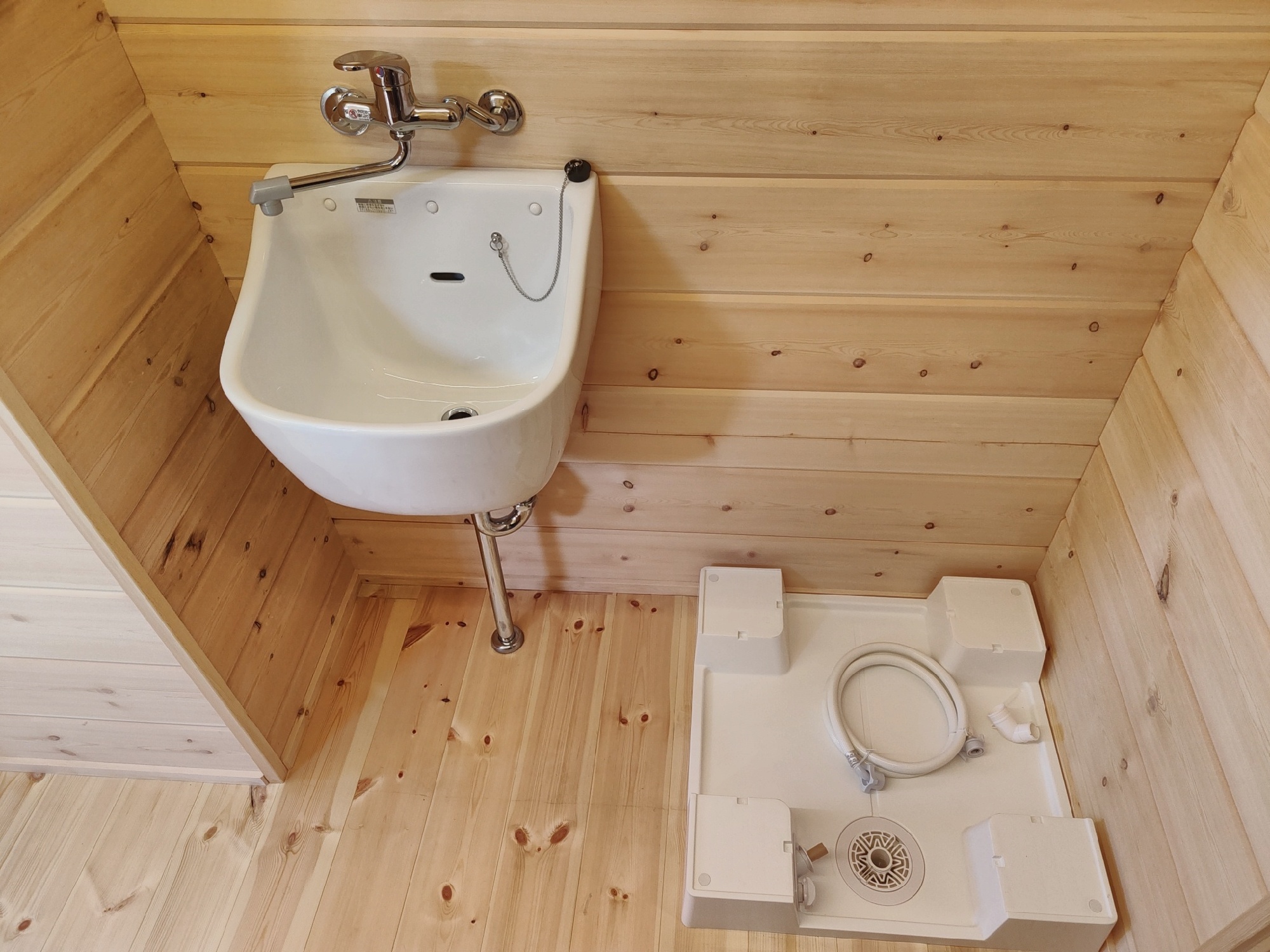 深型スロップシンクと洗濯機