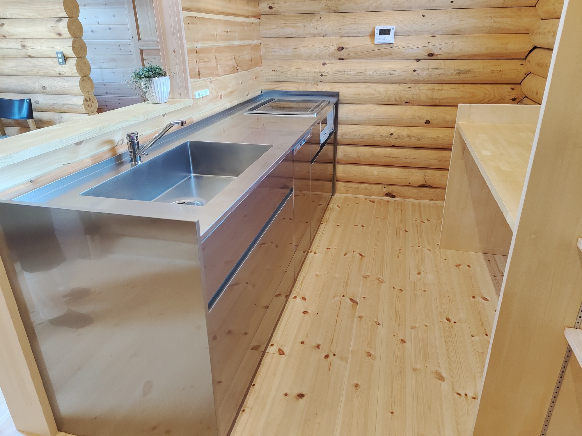 モダンなステンレスキッチン