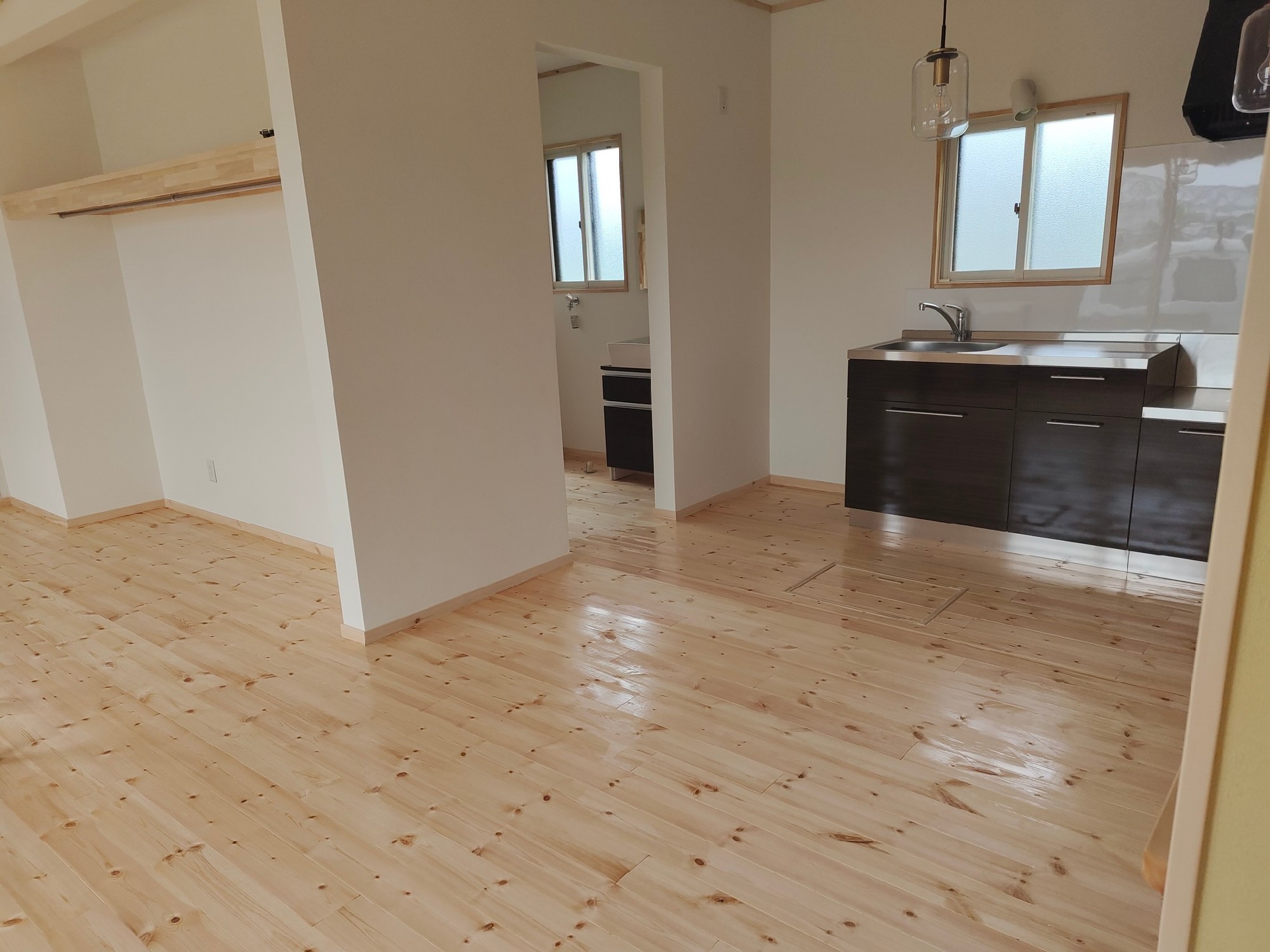 床は無垢フローリングにクリア塗装仕上げ。