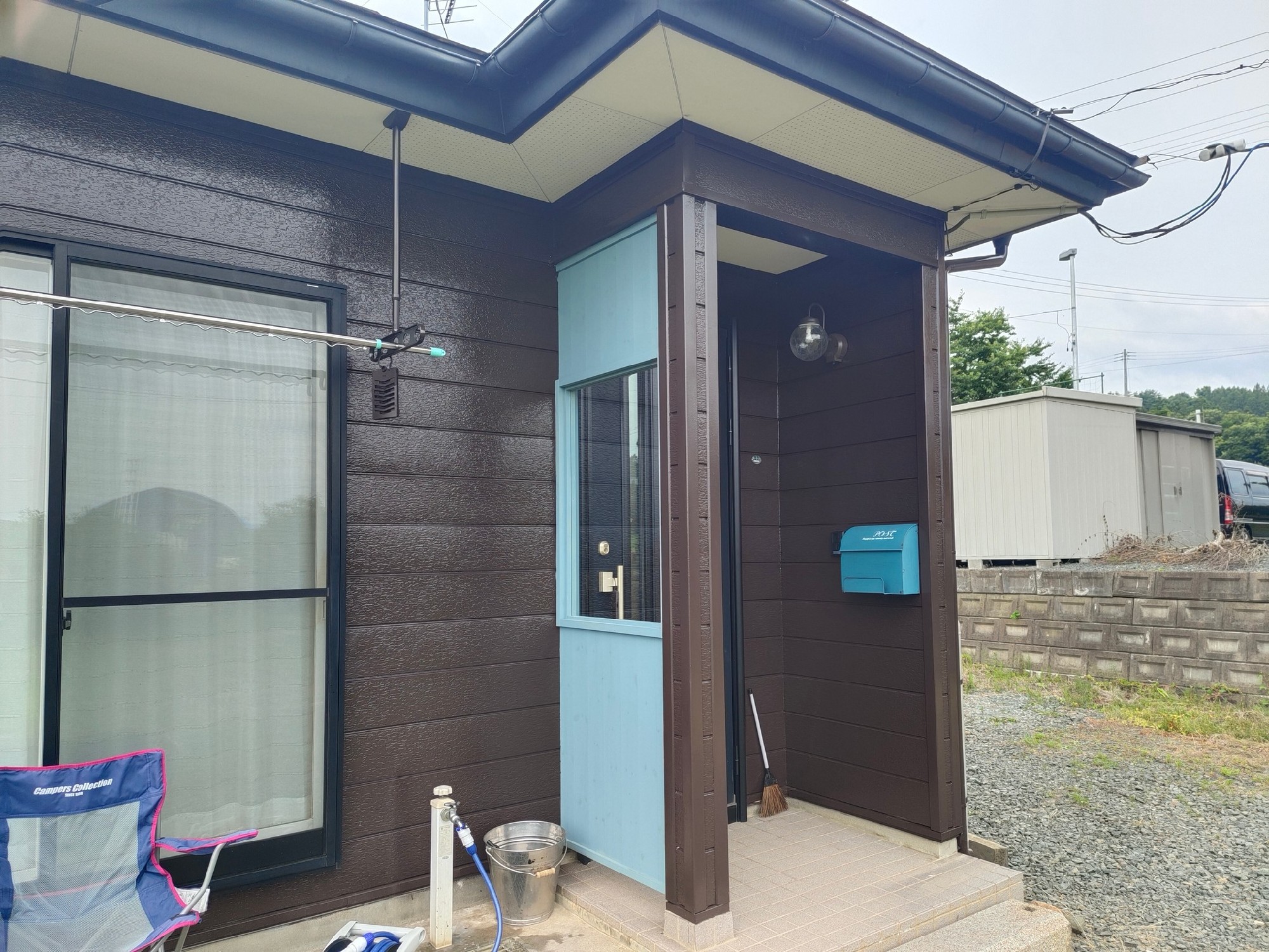 玄関アプローチにガラス窓付きの小壁を設置