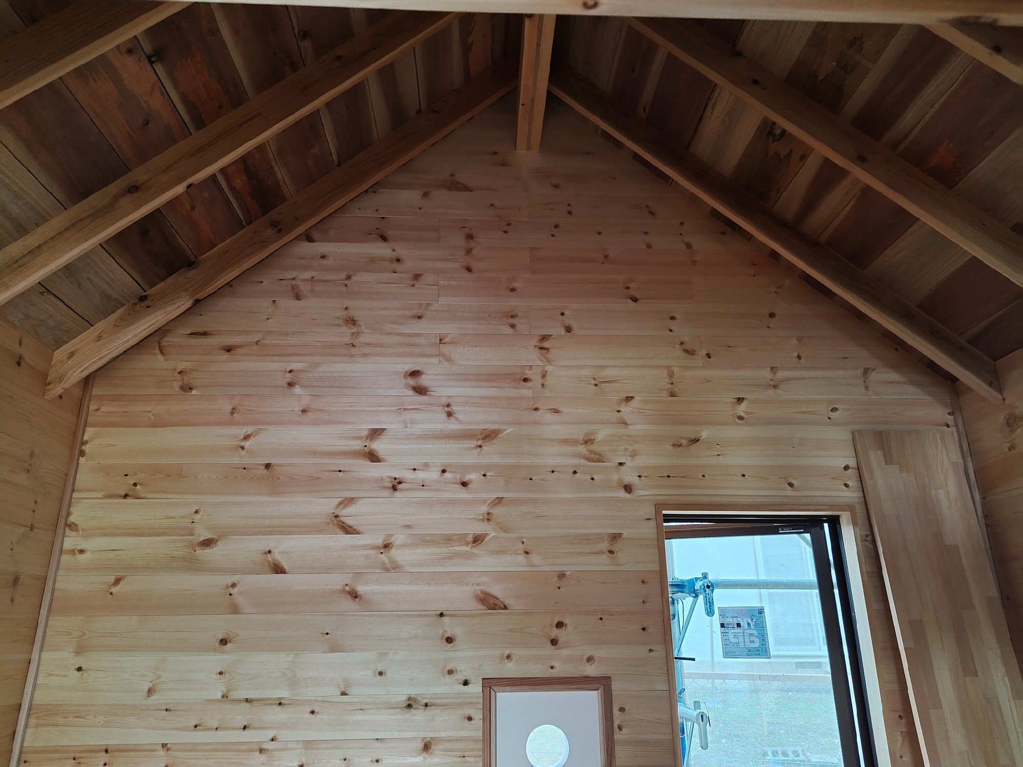 内壁も無垢板張り