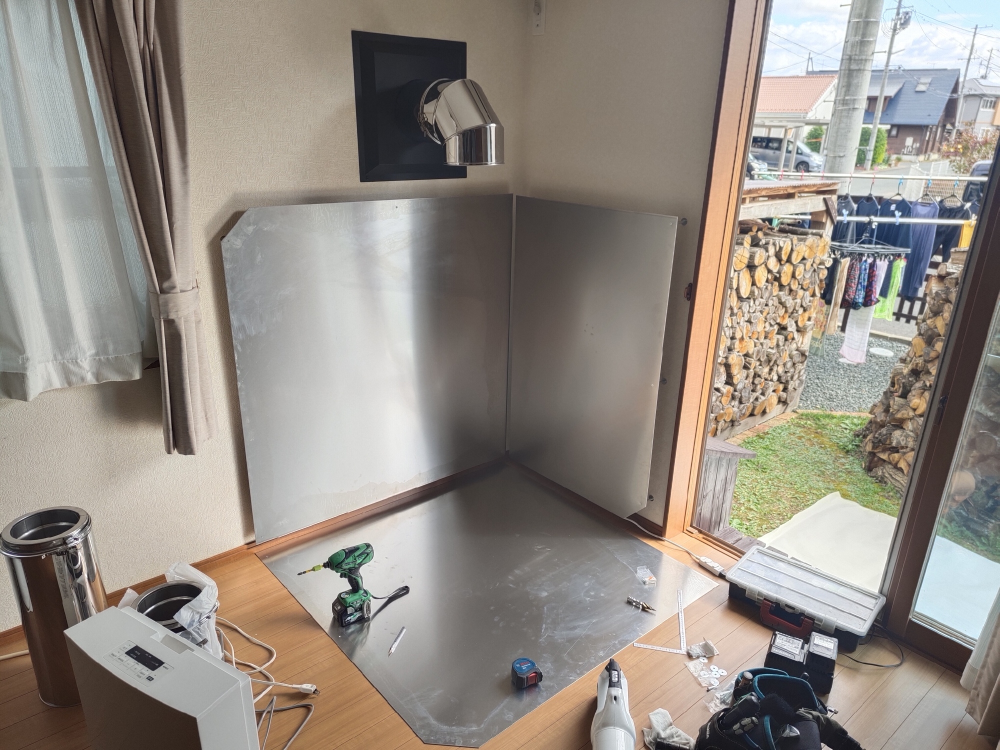 炉壁と炉台はアルミ板。熱反射率が高いので安全性○