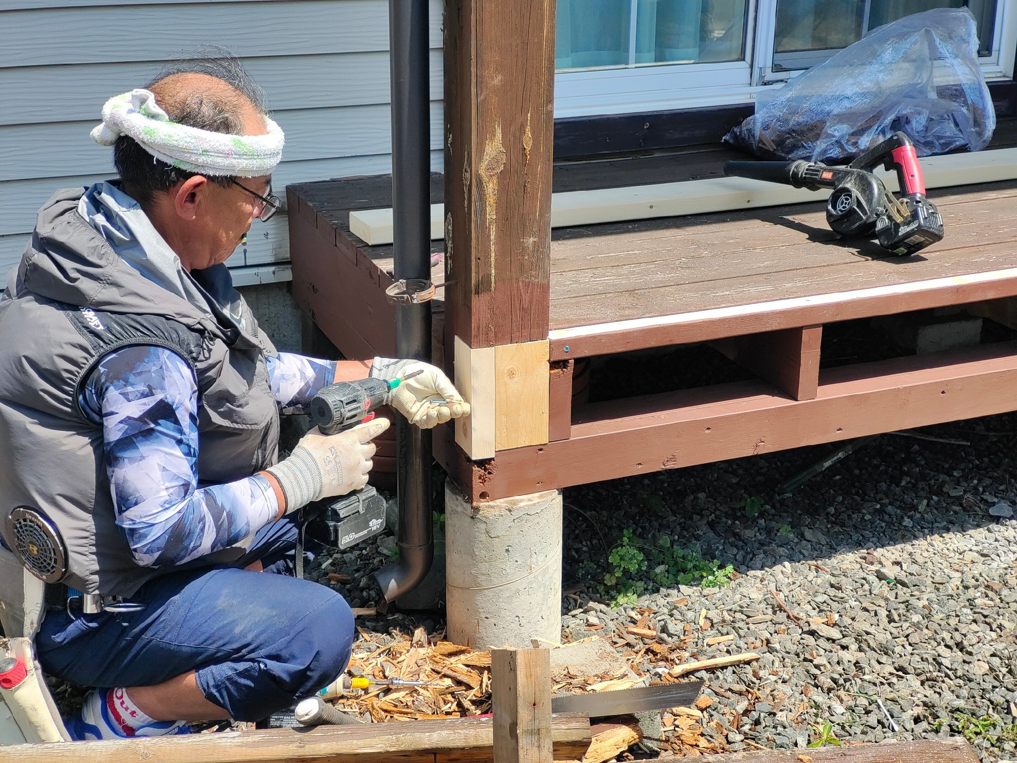 腐った部分を取り除き、埋木して直します。