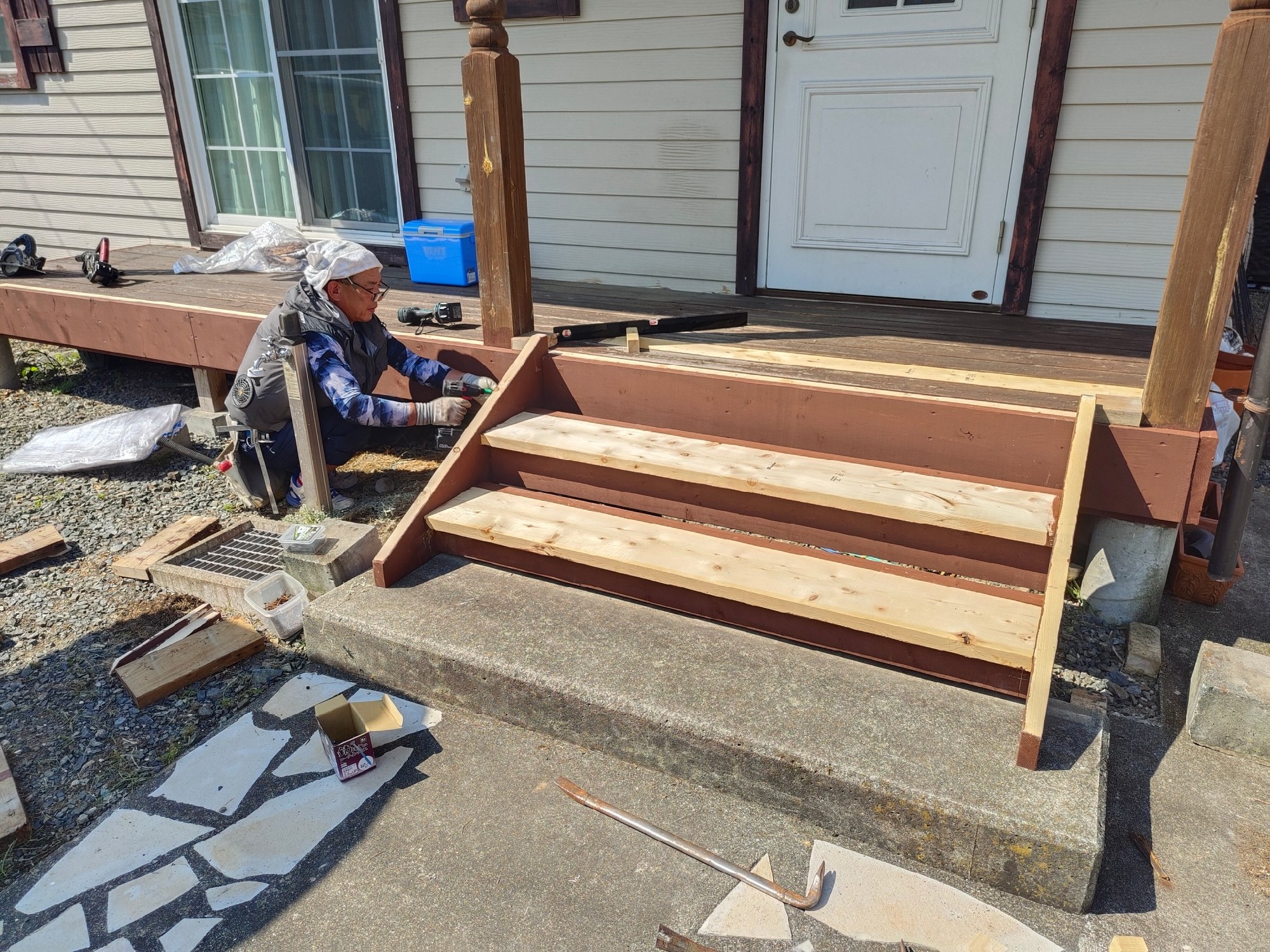 階段は作り直します。