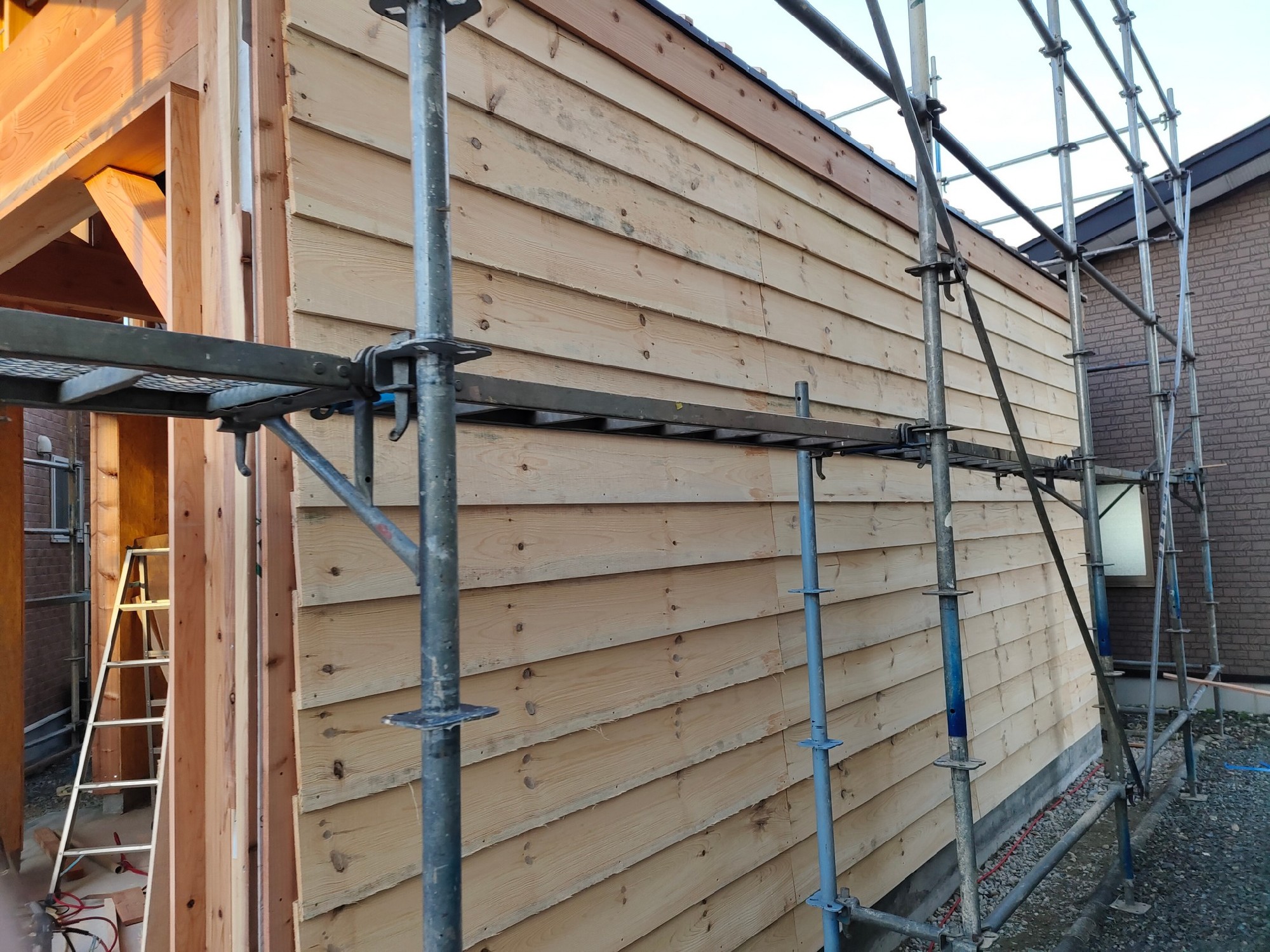 外壁材は無垢板張り。