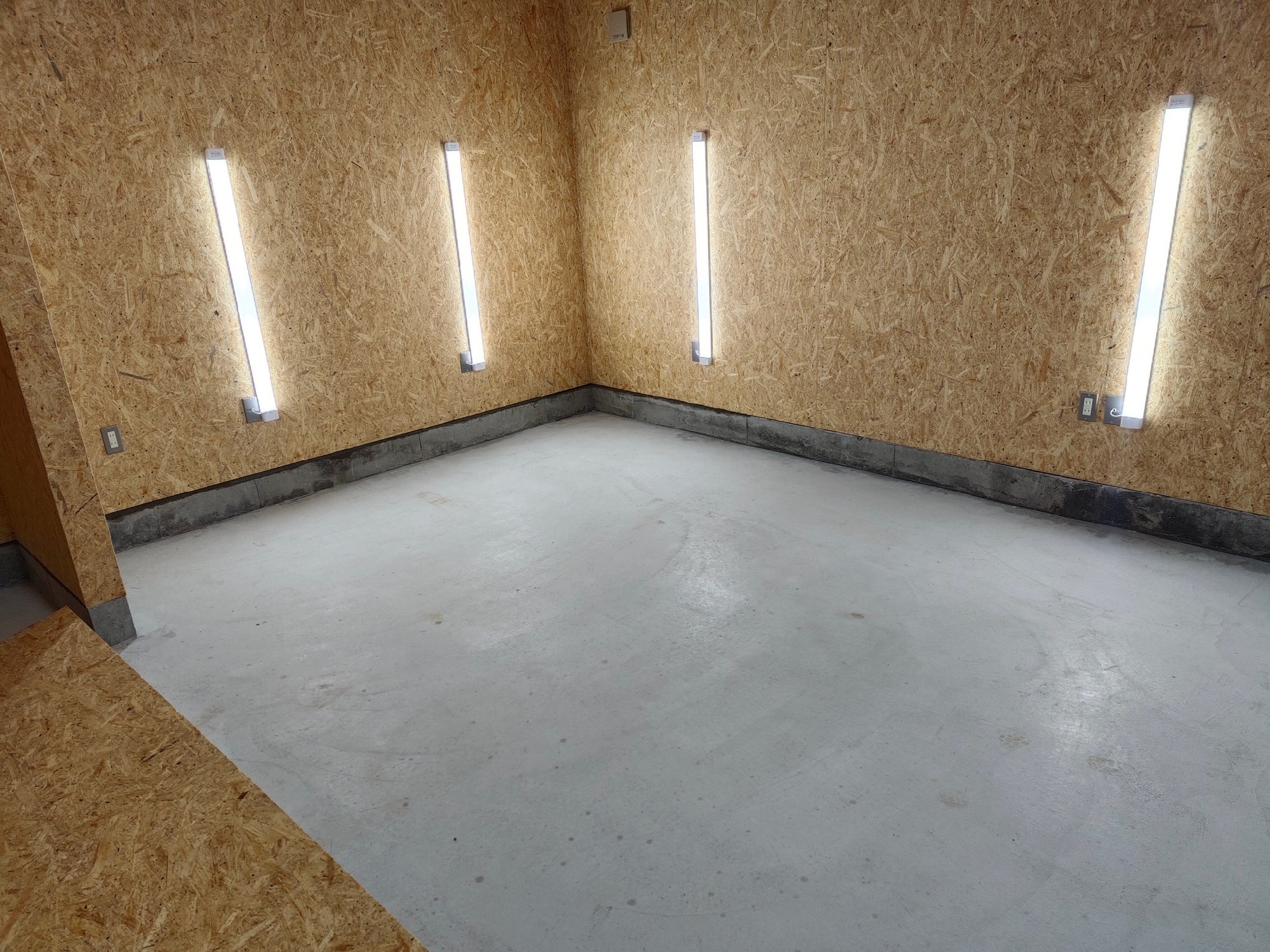 整備しやすいよう、ライトは壁に縦に並べました。