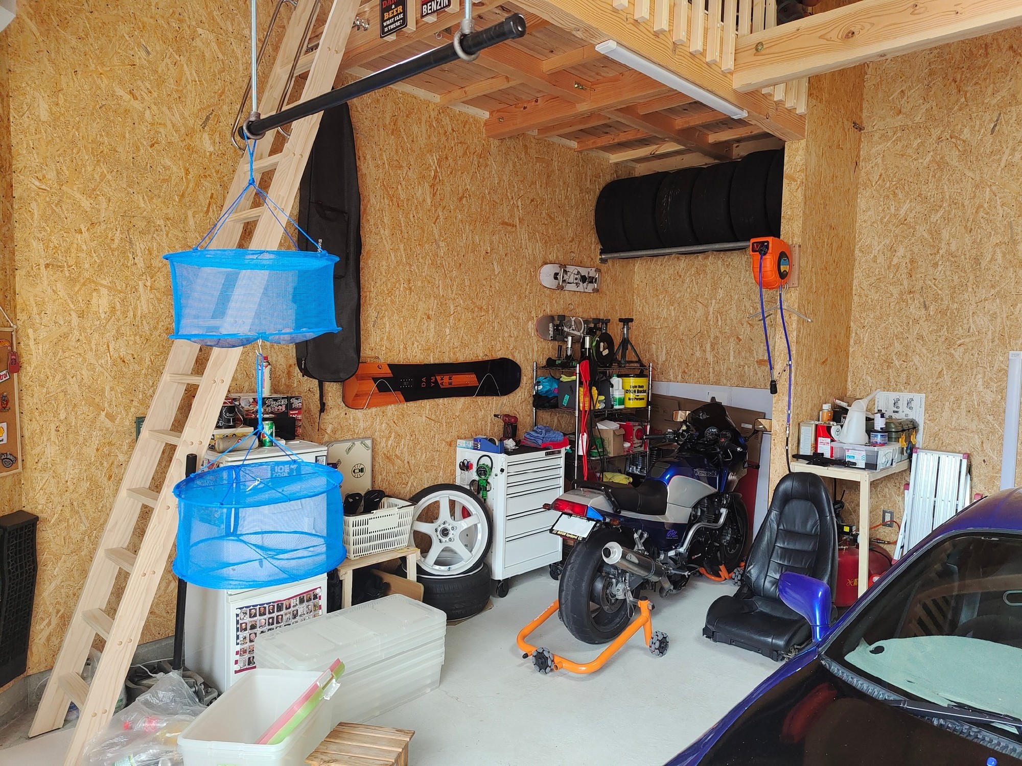 クルマもバイクも整備し放題です。