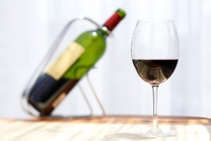 飲酒での頭痛に原因あり！ワインや日本酒選びで注意したい添加物
