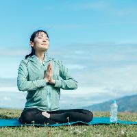 鼻づまりや目のかゆみは食べすぎが原因！？　ヨガ（YOGA）や鍼灸治療は鼻や目の不調に対応可能？