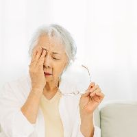 老眼がつらい日は「目」より先に──《歩き》と姿勢で整える視界