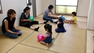 香川県リトミック 2〜3歳さんクラス  音楽の拍子が変わっても、1拍目でボールを転がせます！