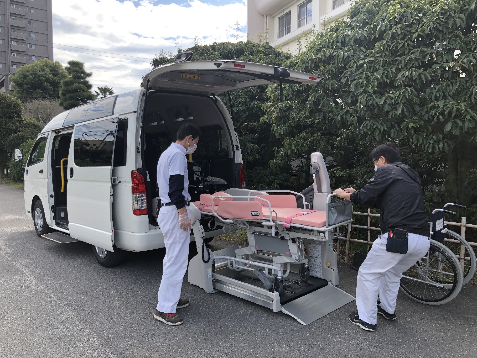 香川県高松市の医療法人様へストレッチャー対応式の福祉車両を提案しま