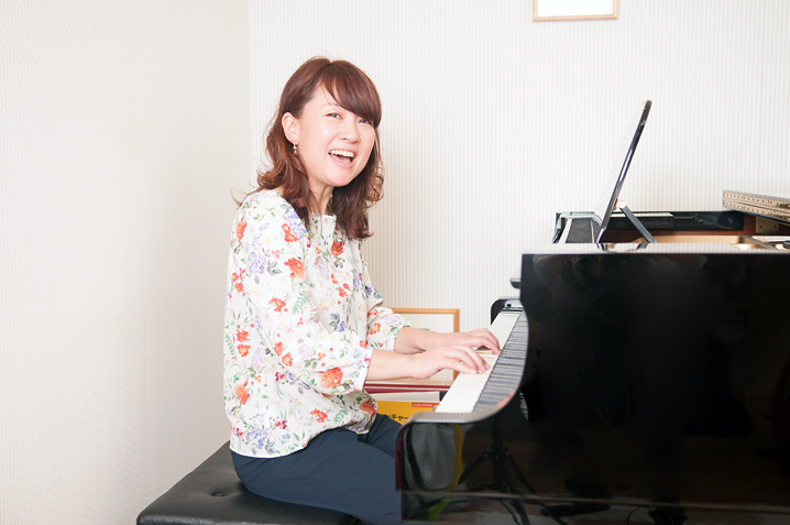 佐野美和さんピアノ演奏風景