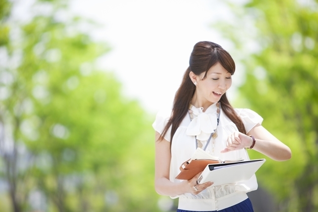 時計をみて焦る女性