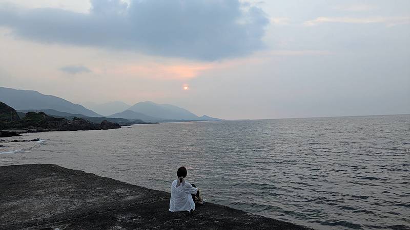 人生のターニングポイントを迎える40、50代のひとへ腸活とカラー診断でよりシンプルな生き方を共に進める鹿児島のカラーリストであり美腸アドバイザーである松山友美（まつやまゆみ）がお届けする今回のブログは、屋久島の夕日を眺める写真からスタート