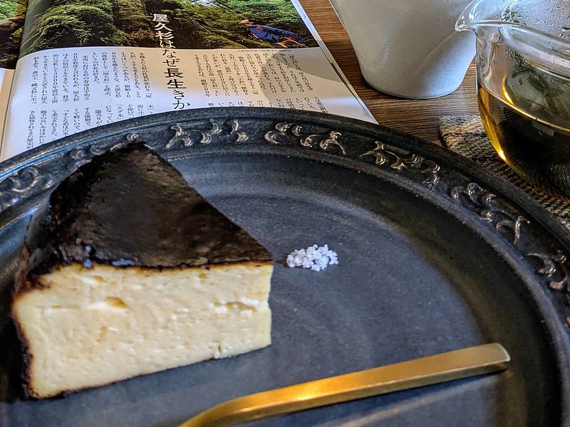 屋久島で窓の大きなカフェでいただく小麦不使用のチーズケーキは欠かせないリラクゼーションをもらたしてくれる美腸ライフのひとつ