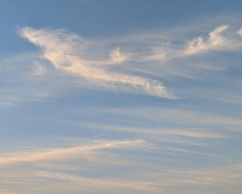 ふと見上げた空が、胸のざわつきをほどいてくれました ふと見上げた空が、胸のざわつきをほどいてくれました