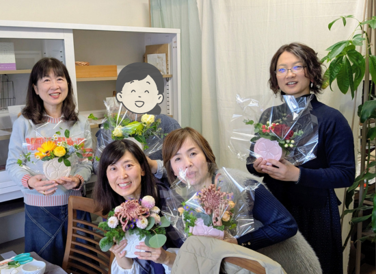フラワーセラピーワークショップ参加者の皆さん。鹿児島で、花を通して心と腸をゆるめるセルフケアのひととき。 フラワーセラピーワークショップ参加者の皆さん。鹿児島で、花を通して心と腸をゆるめるセルフケアのひととき。