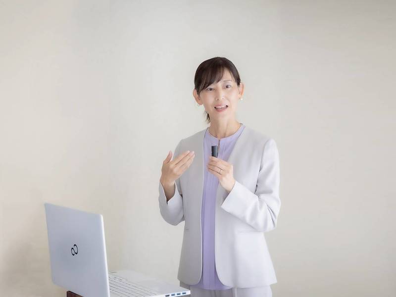 色と腸の専門サロンhaHa*の松山友美は、腸活や色を生活に取り入れ心と体の健康を取り戻すために美腸の教室を主宰している鹿児島の講師です