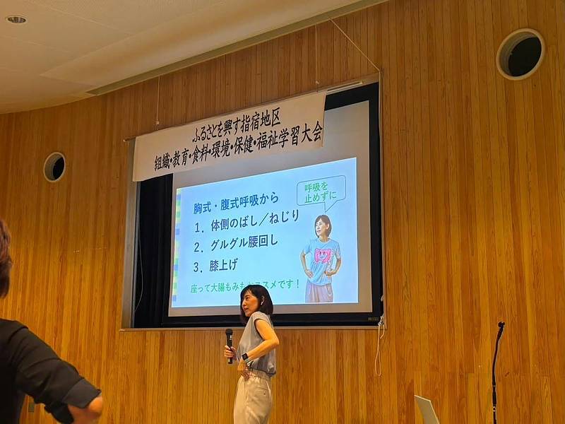 腸の働きを良くする美腸ストレッチをレクチャーしている腸活講師松山友美 腸の働きを良くする美腸ストレッチをレクチャーしている腸活講師松山友美
