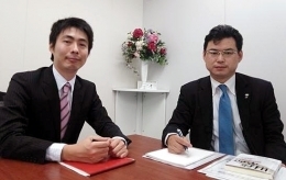 酒匂さんとあさひ法律事務所長、牧瀬祥一郎弁護士（左）
