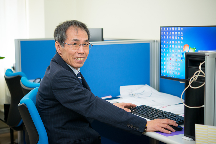 生産技術者 荒毛一志さん仕事風景