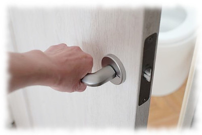 トイレに閉じ込められるという“想定外” ― シニア世代の暮らしを守る住まいの点検ポイント