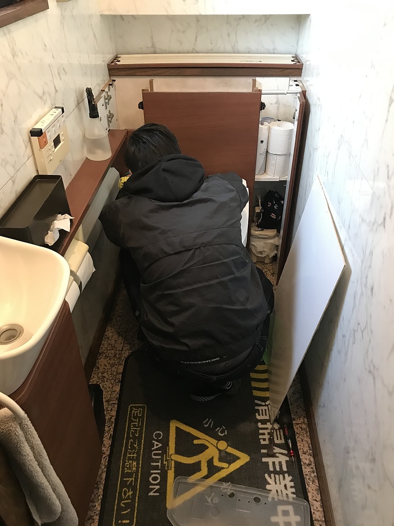 トイレ清掃中 トイレ清掃中