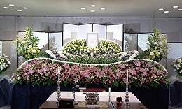 平田葬祭の生花祭壇の一例。