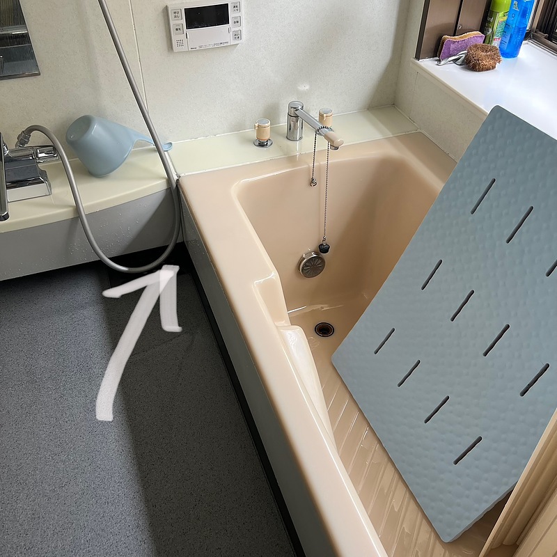 風呂場の排水口が奥にあると掃除しにくい