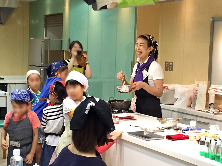 子供向け料理教室の風景