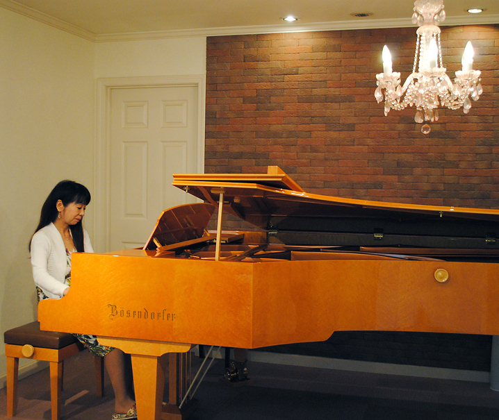 松井美香さんピアノ演奏風景