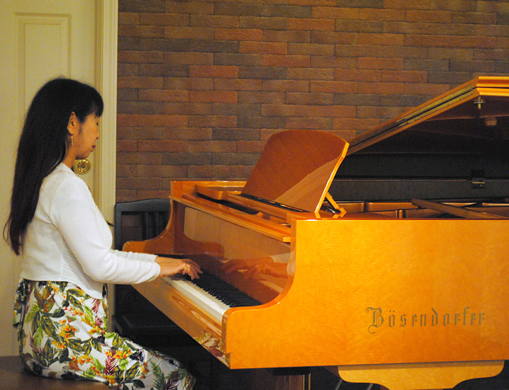 松井美香さんピアノ演奏風景